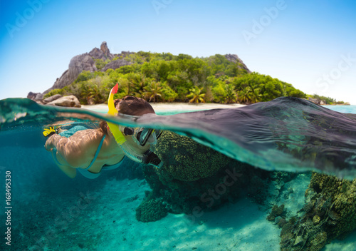 Cuadros en Lienzo Snorkeling woman exploring beautiful ocean sealife