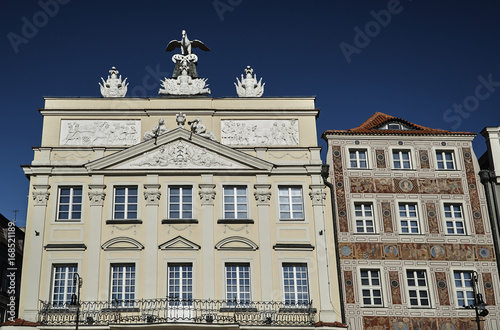 Zdjęcie XXL fasady i dachy domów na Starym Rynku w Poznaniu.