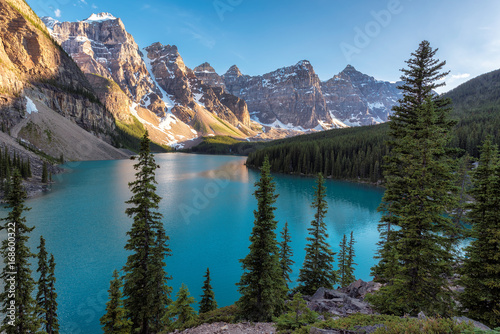 wieczorny-zachod-slonca-nad-jeziorem-moraine-w-parku-narodowym-banff
