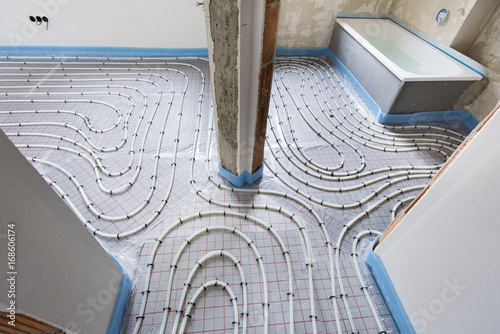 Fotografia Hausbau mit Innenausbau der Fußbodenheizung und Sanitär