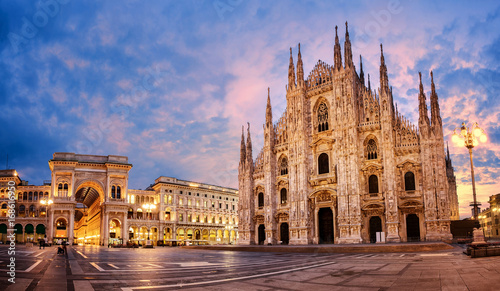 Cuadros en Lienzo Milan Cathedral on sunrise, Italy