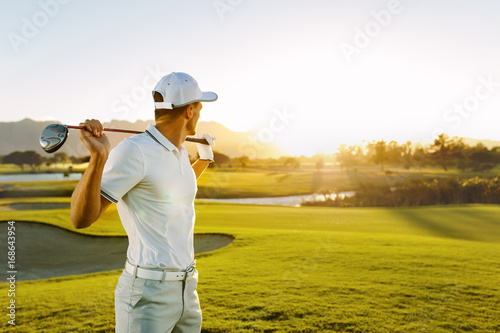 Fototapety Golf  profesjonalny-golfista-na-polu-golfowym