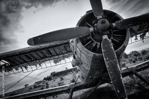 Papel de parede Old airplane on field in black and white
