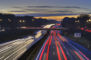 Autobahn A96, Dämmerung und Nacht mit farbigen Spuren fahrender Autos. München, Bayern, Deutschland