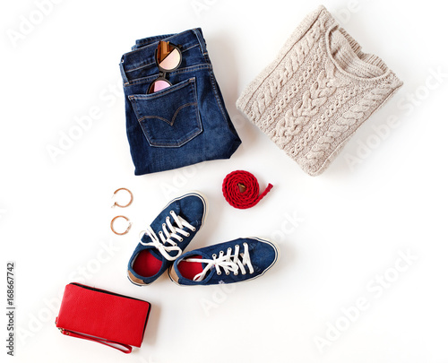Zdjęcie XXL Jesienny strój. Moda damska ubrania i akcesoria w kolorach niebieskim i czerwonym na białym tle. Płaski lay, widok z góry.