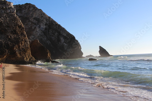 praia-da-adraga-plaza-w-portugalii-w-sloneczny-dzien