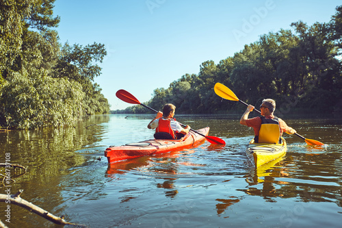 Zdjęcie XXL Spływ kajakowy rzeką w lecie.