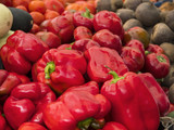 Fototapeta Kuchnia - Owoce i warzywa na straganie handlowym