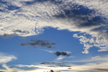 Atardecer con nubes blancas