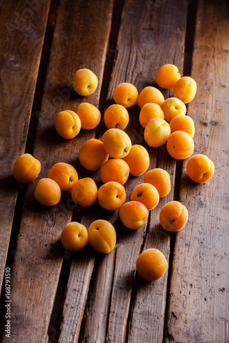 apricots-on-a-old-rustic-wooden-table-on-dark-background-in-studio