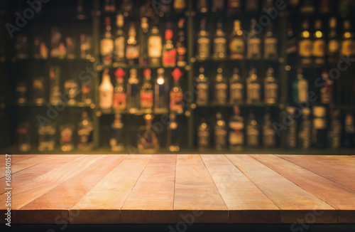 Cuadros en Lienzo Empty the top of wooden table with blurred counter bar and bottles Background