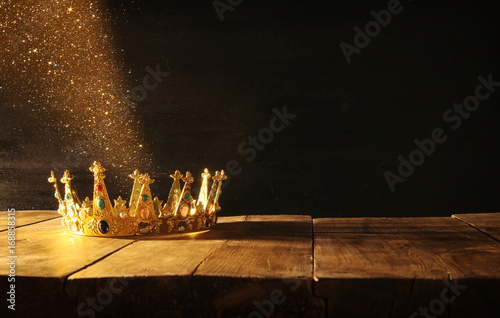 Fotografía low key of queen/king crown over wooden table