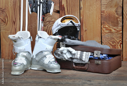 Fotografía valise et équipement pour le ski sur terrasse en bois