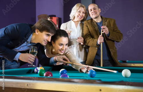 Plakat Pozytywna uśmiechnięta potomstwo para bawić się basenu w billiards