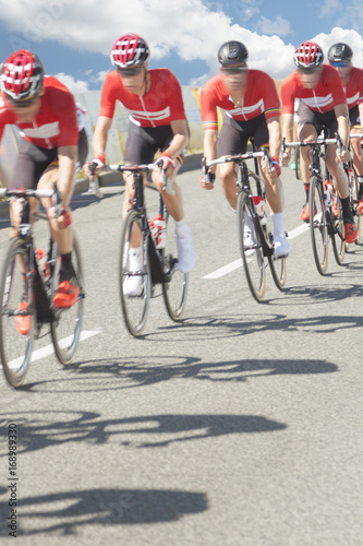 Plakat Grupa rowerzysty podczas wyścigu, rozmycie ruchu