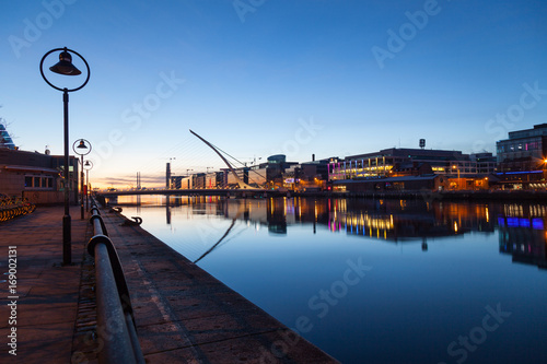 Zdjęcie XXL Liffey river promenade we wczesnych godzinach porannych. Dublin, Irlandia.