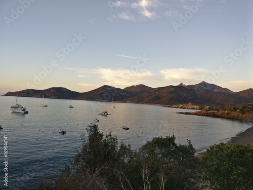 Zdjęcie XXL Korsykańska plaża z zacumowanymi statkami