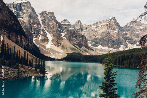 moraine-zasilane-lodowcowo-jezioro-w-parku-narodowym-banff-w-albercie-w-kanadzie