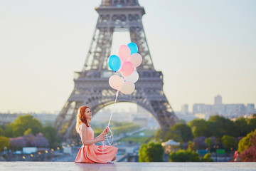 Wall Mural - Girl with bunch of balloons in front of the Eiffel tower in Paris