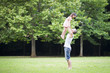 © hakase420 - Father and daughter playing in the park