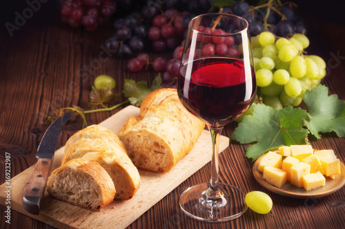 Foto-Schmutzfangmatte - Wein, Baguette, Trauben und Käse (von Floydine)