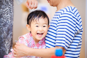 Canvas Print - 髪の毛を乾かしている子供