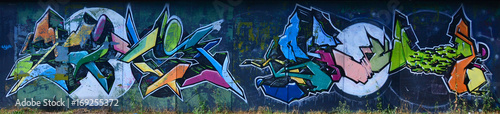 Photo The old wall, painted in color graffiti drawing with aerosol paints