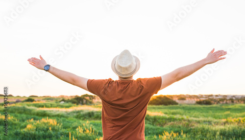Fotomural Silhouette freedom man rise hands up inspire good morning