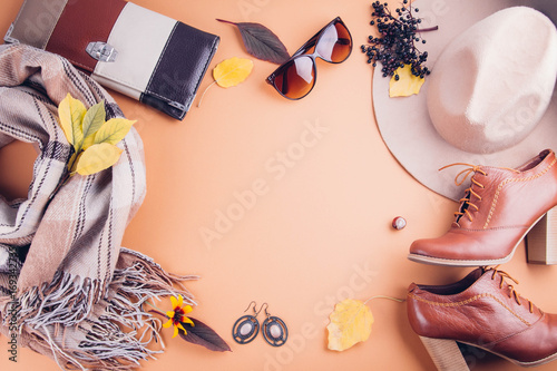 Plakat Jesień żeński strój. Zestaw ubrań, butów i akcesoriów