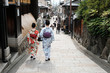 京都の八坂通りを歩く着物の女性