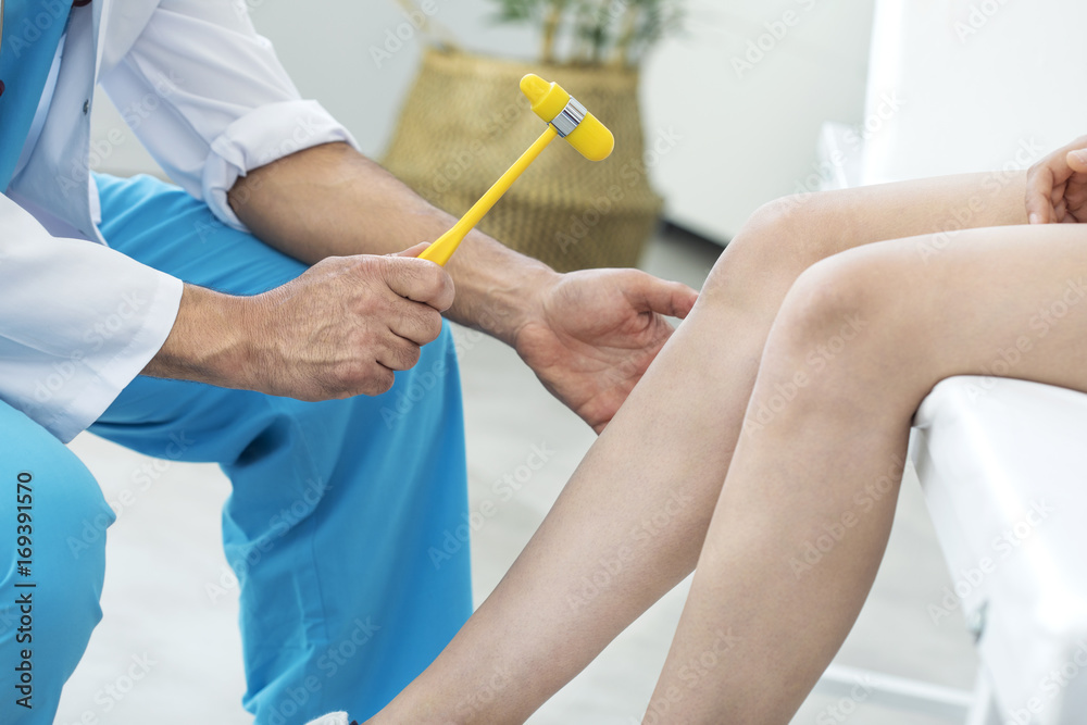 Doctor examining the knee reflex - obrazy, fototapety, plakaty 