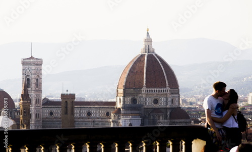 Zdjęcie XXL Włochy, Toskania, Florencja, para całuje się w Piazzale Michelangelo, z tłem katedry i dzwonnicy Giotta.