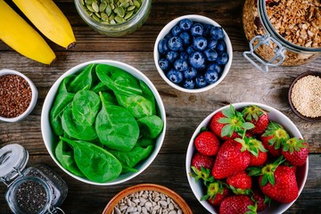 Canvas Print - Ingredients for green spinach smoothies: strawberries, bananas, blueberries, seeds