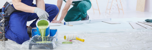 Fotografía House painter pouring green paint