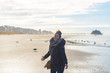 Glückliche Frau im Gegenlicht am Strand von Blankenberge in Belgien