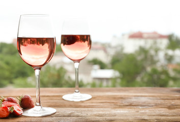 Poster - Glasses of delicious strawberry wine on blurred background