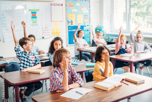 Zdjęcie XXL dzieci, podnosząc ręce w klasie