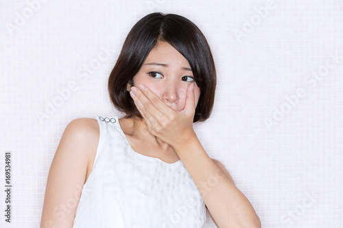 口をふさぐ女性 Stock 写真 Adobe Stock 口をふさぐ女性 Stock 写真 Adobe Stock