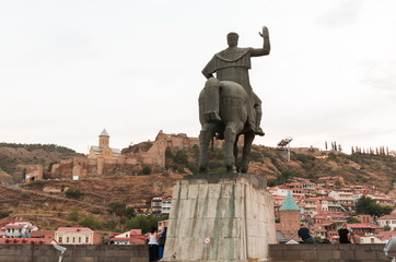 Fototapete - View on Vakhtang Gorgasali statue in Tbilisi, Georgia