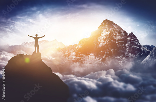 climber-doswiadcza-absolutnego-szczytu-szczescia-wysoko-wyzej