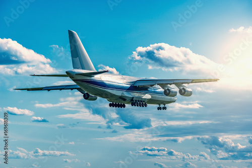 flight-of-the-big-cargo-airliner