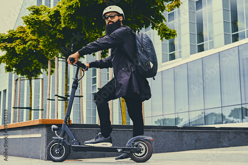 Fotografía A man posing on electric scooter.