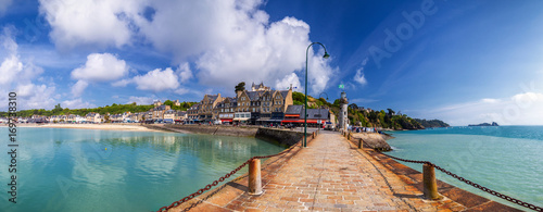 Fotomural  Panoramic view of Cancale, located on the coast of the Atlantic Ocean on the Bai