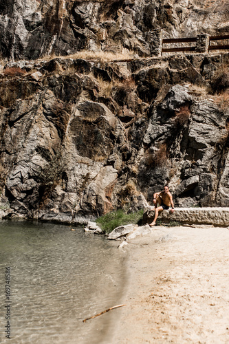 And Bañador Stock Sol El Buy Tomando This Hombre En Sentado Photo ZiTulXOPkw