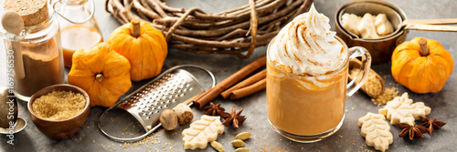 Pumpkin spice latte in a glass mug Tableau sur Toile