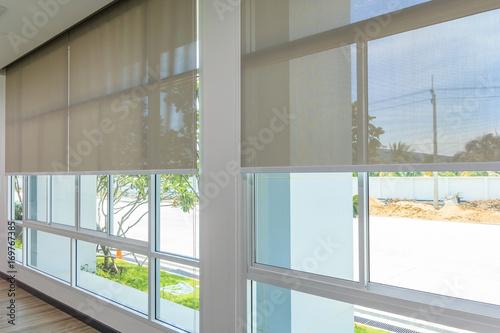 Fotografía Roll Blinds on the windows, the sun does not penetrate the house
