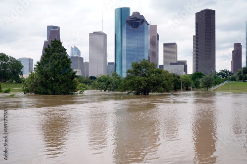 Plakat Konsekwencje wycieku rzeki Buffalo Bayou w Houston. Zalewający park na W centrum miasta tle. Huragan Harvey