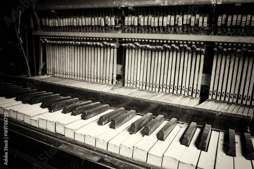 Zdjęcie XXL Klucze ze starego uszkodzonego uszkodzonego fortepianu