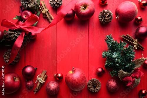 林檎のクリスマスリースとクリスマスツリー 赤色背景 Buy This Stock Photo And Explore Similar Images At Adobe Stock Adobe Stock 林檎のクリスマスリースとクリスマスツリー 赤色背景 Buy This Stock Photo And Explore Similar Images At Adobe Stock Adobe Stock