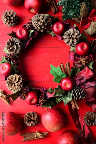 林檎のクリスマスリースとクリスマスツリー 赤色背景 Stock Photo Adobe Stock 林檎のクリスマスリースとクリスマスツリー 赤色背景 Stock Photo Adobe Stock